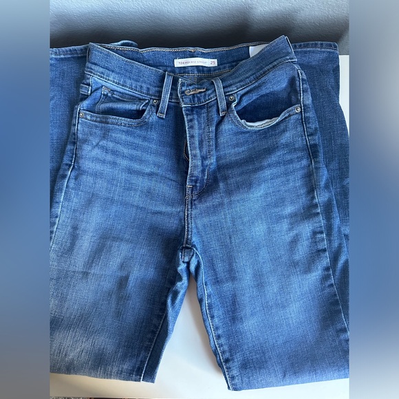 724 High Rise Straight Levi’s - Picture 3 of 3